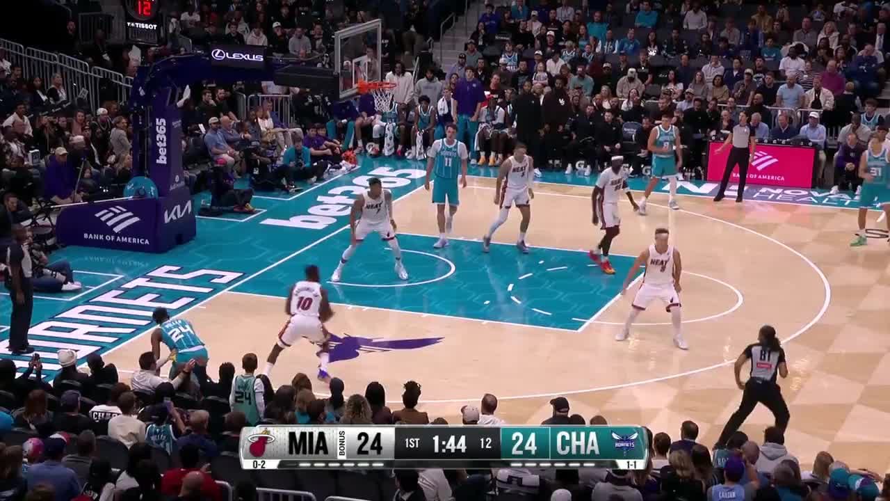 Bobby Portis finishes through contact