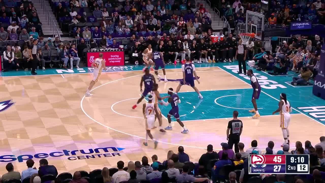 Aaron Wiggins drills the trey