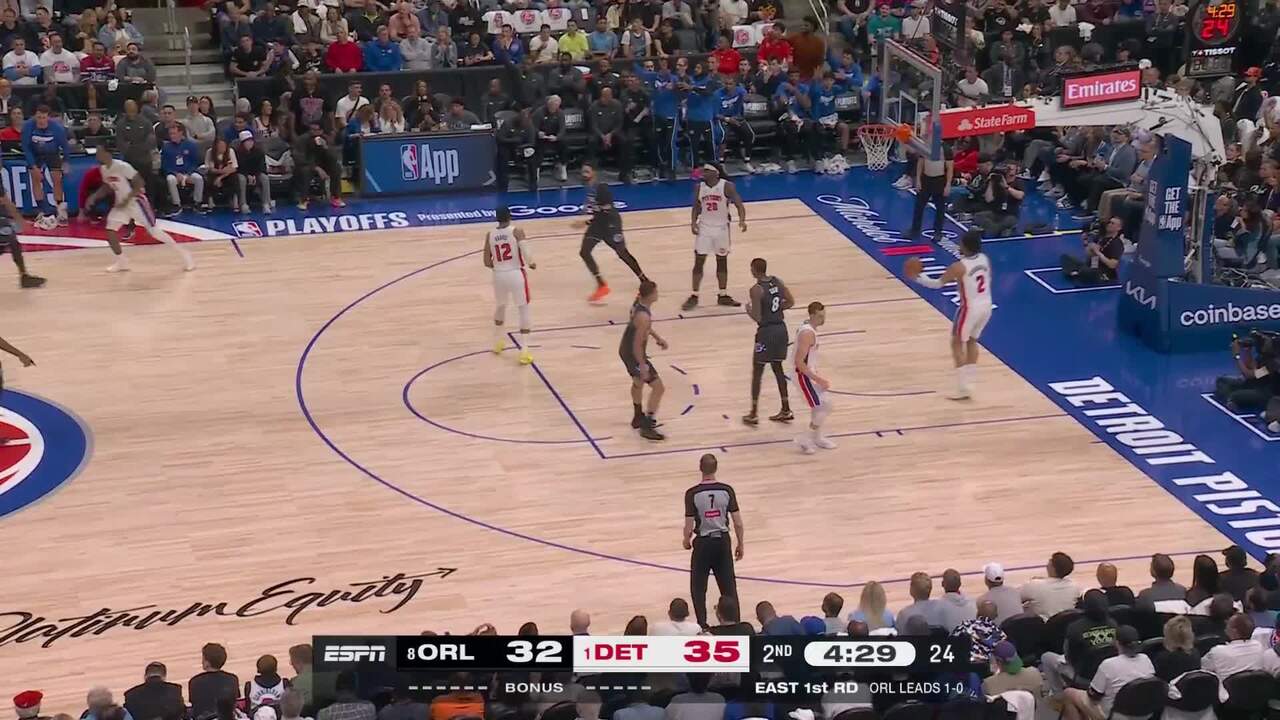 Jalen Suggs dials from long distance
