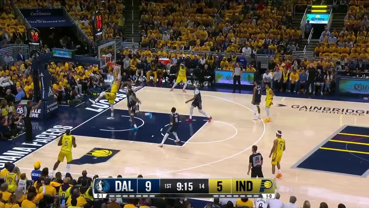 Ivica Zubac slams it home