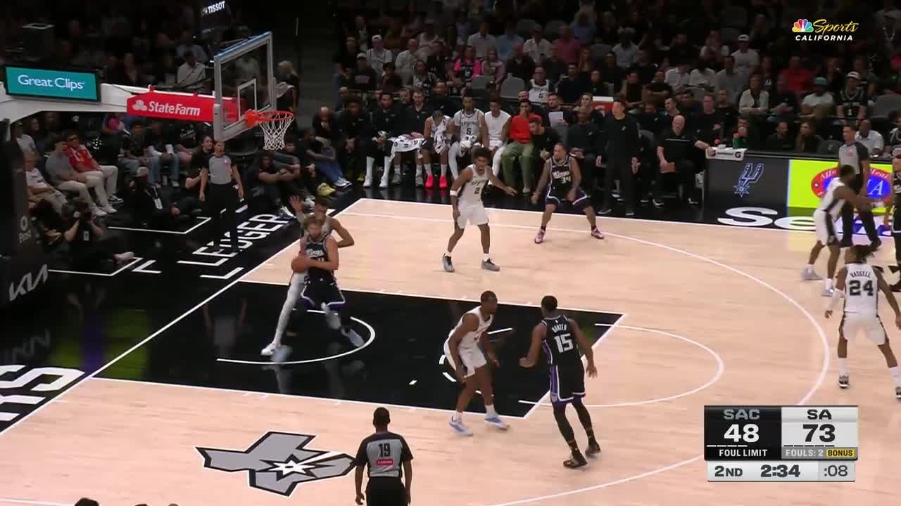 Domantas Sabonis with the 2 Pt