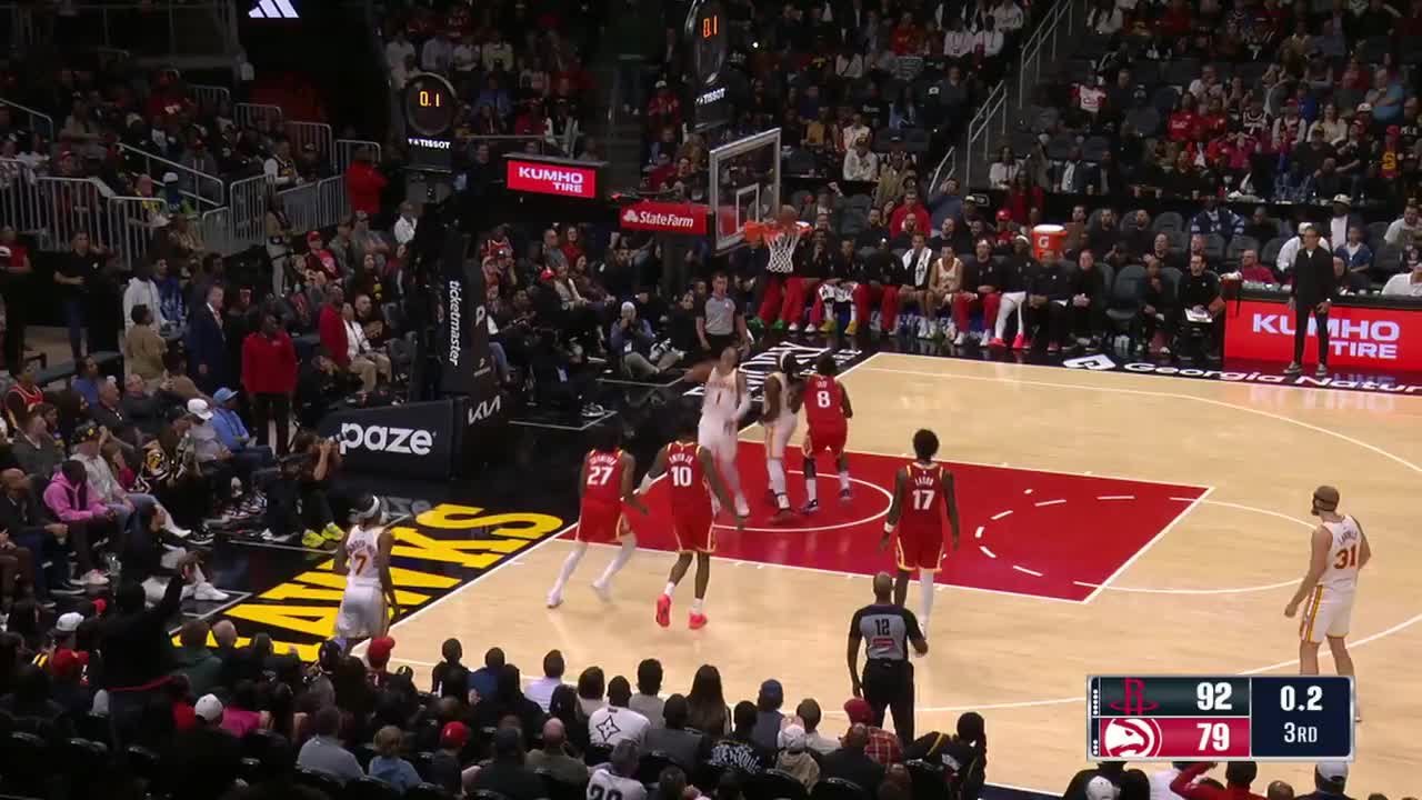 Jalen Johnson with the last basket of the period