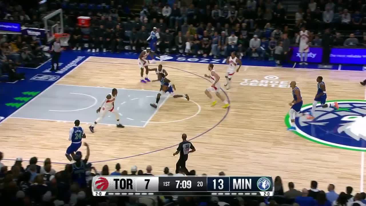 Ayo Dosunmu finishes through contact