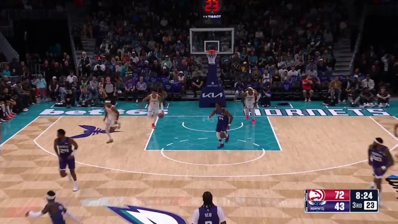 Dyson Daniels with the And-1!