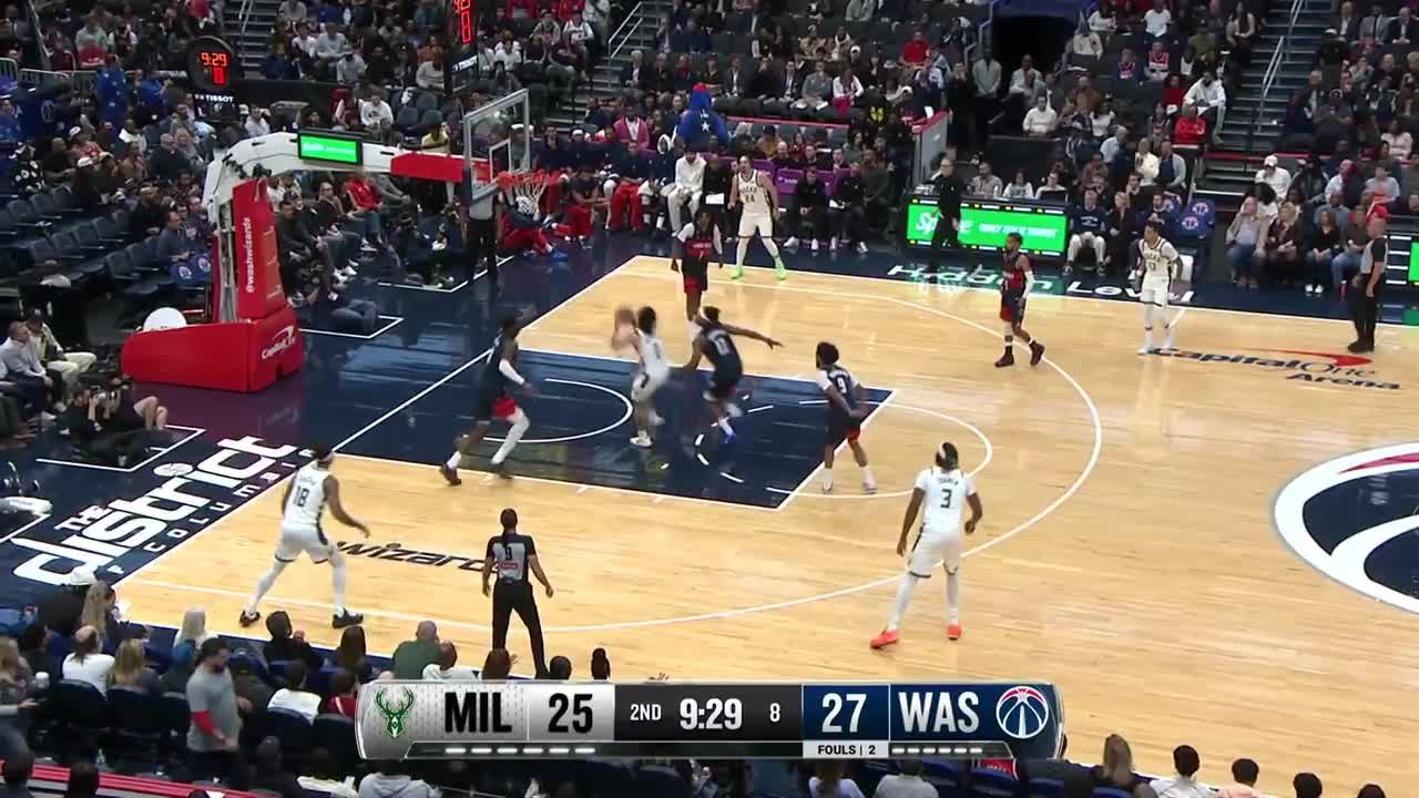 Brayden Burries finishes through contact