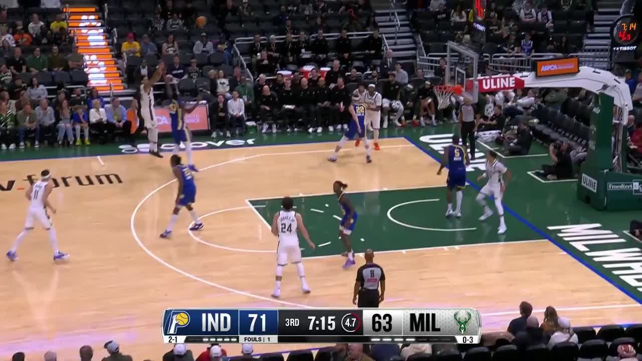 Kyle Kuzma hits from way downtown
