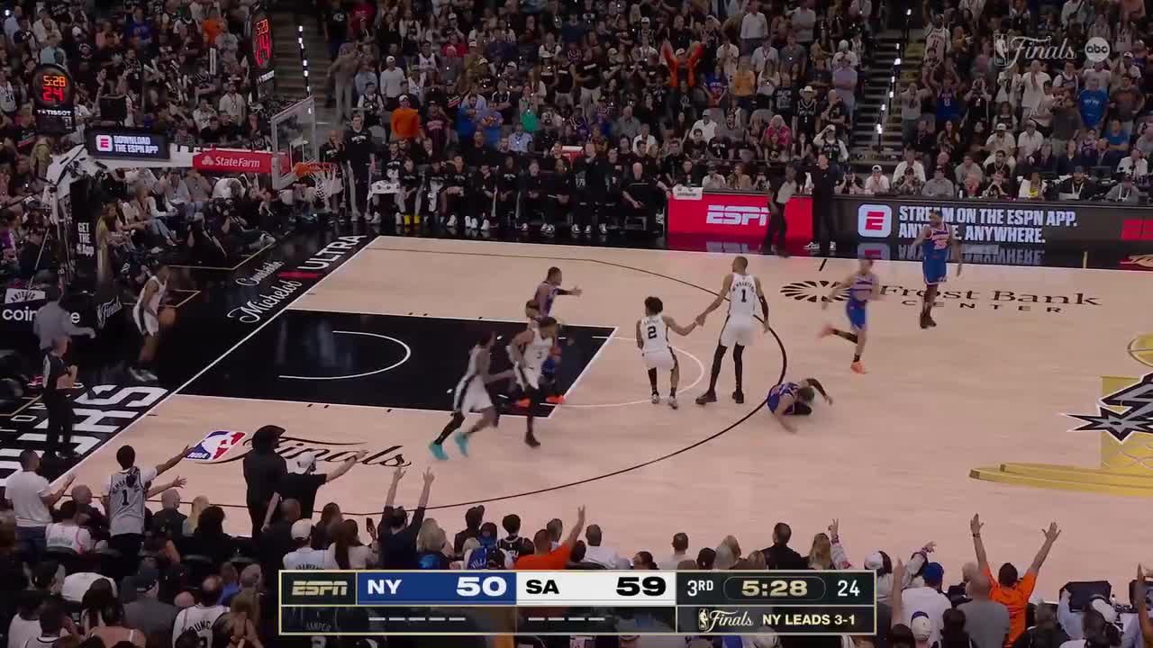 Jalen Brunson hits from way downtown