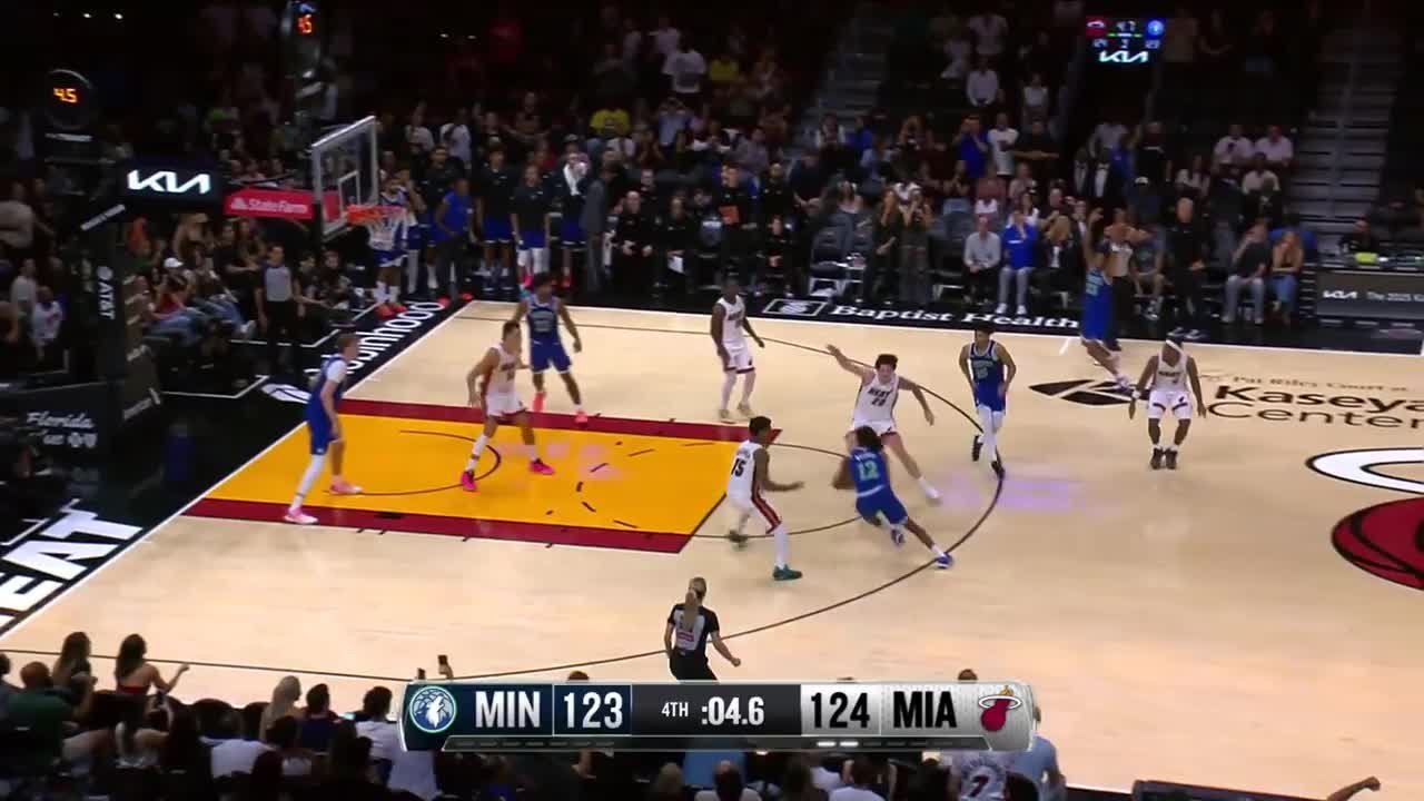 Antonio Reeves with the last basket of the period