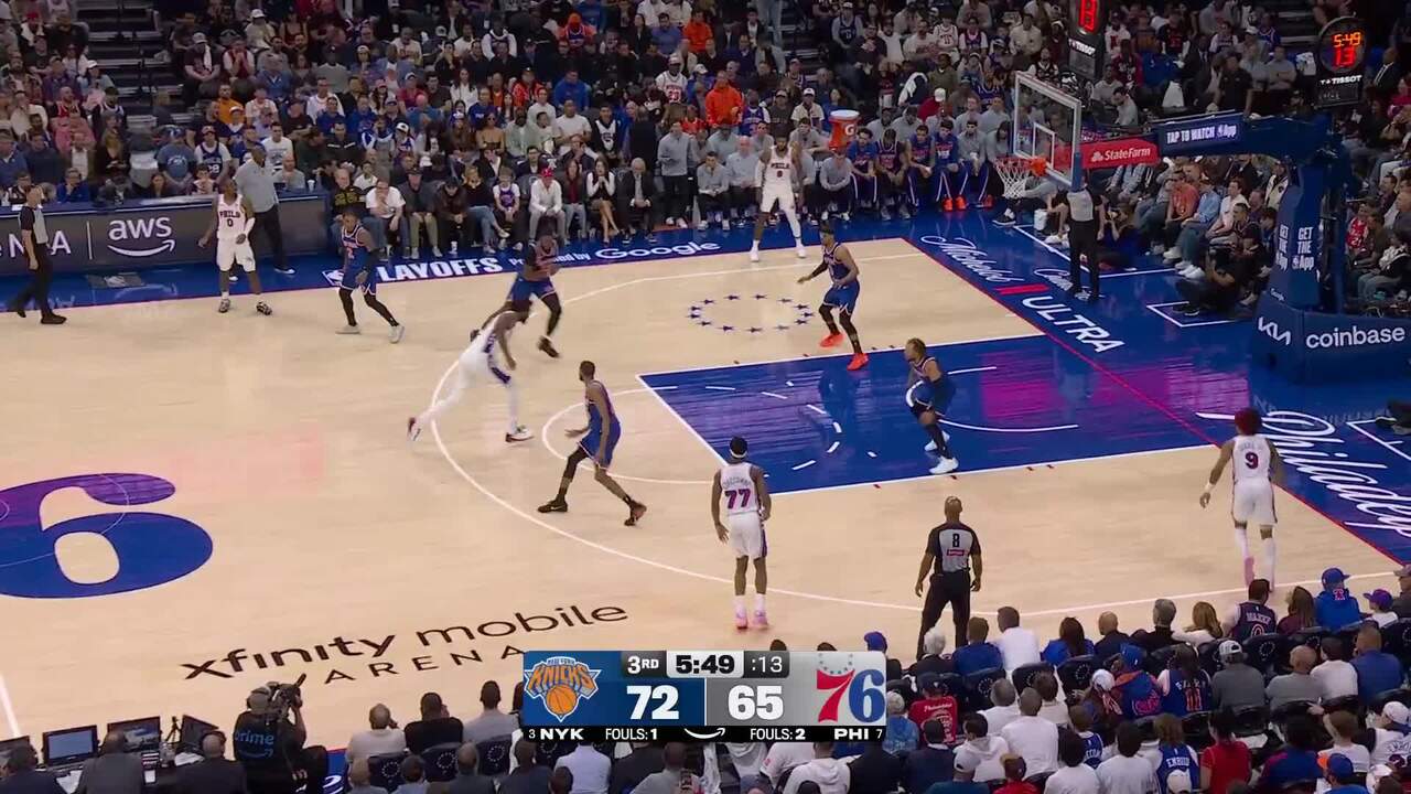 Kelly Oubre Jr. rocks the rim