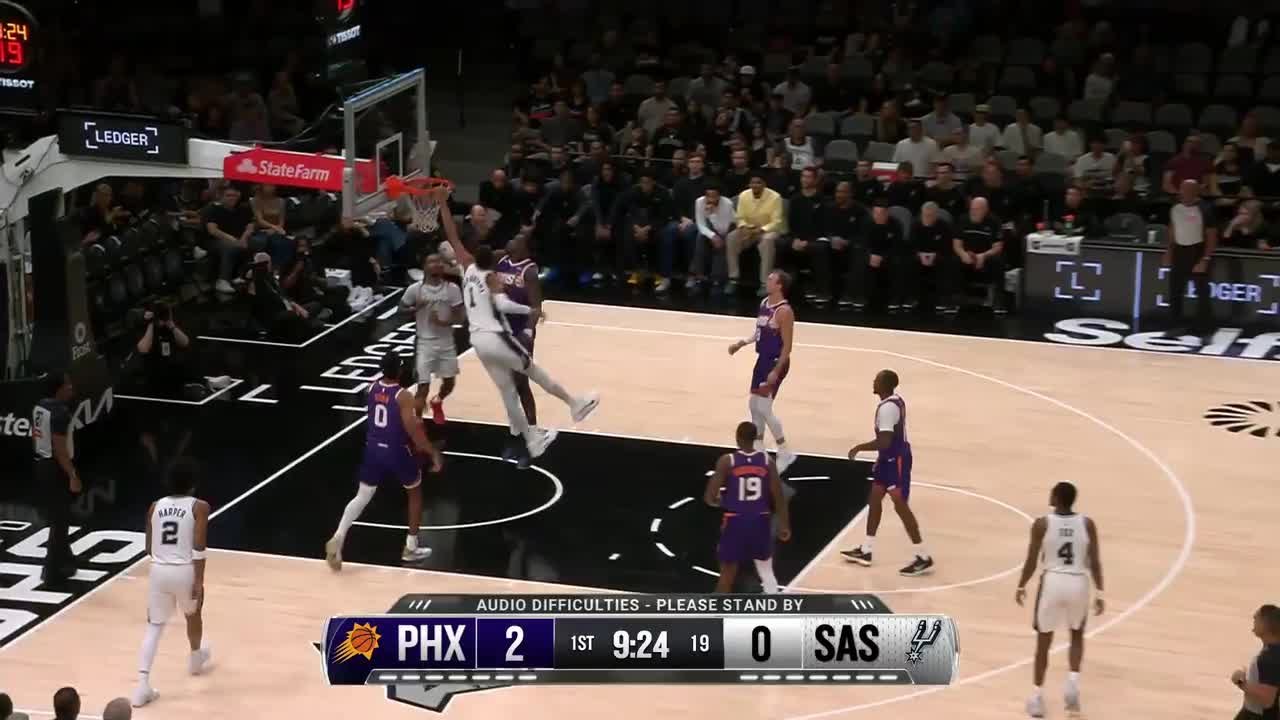 Victor Wembanyama rises up and throws it down