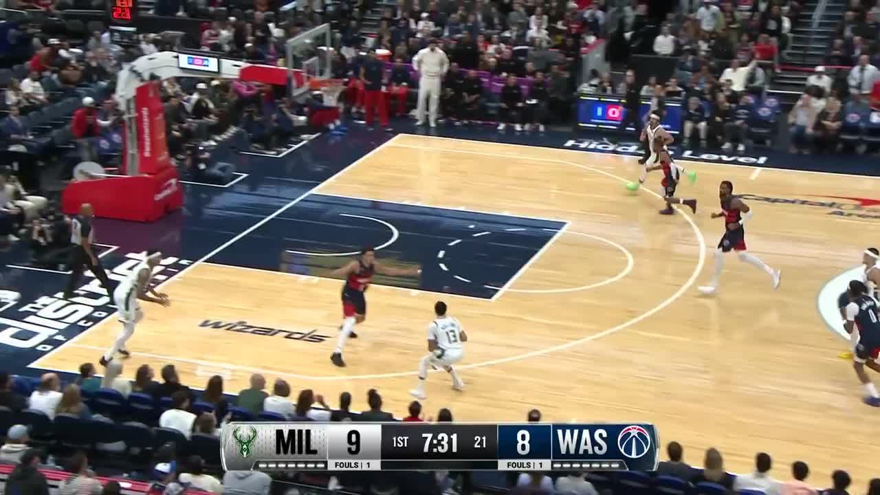 Kyle Kuzma with the flush