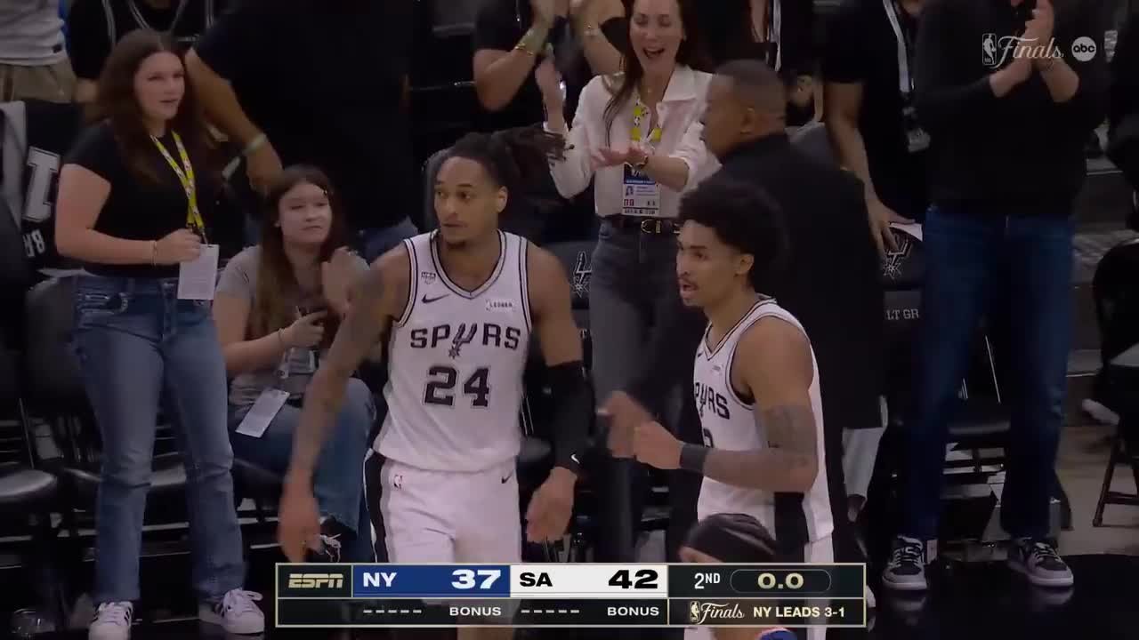Devin Vassell with the last basket of the period