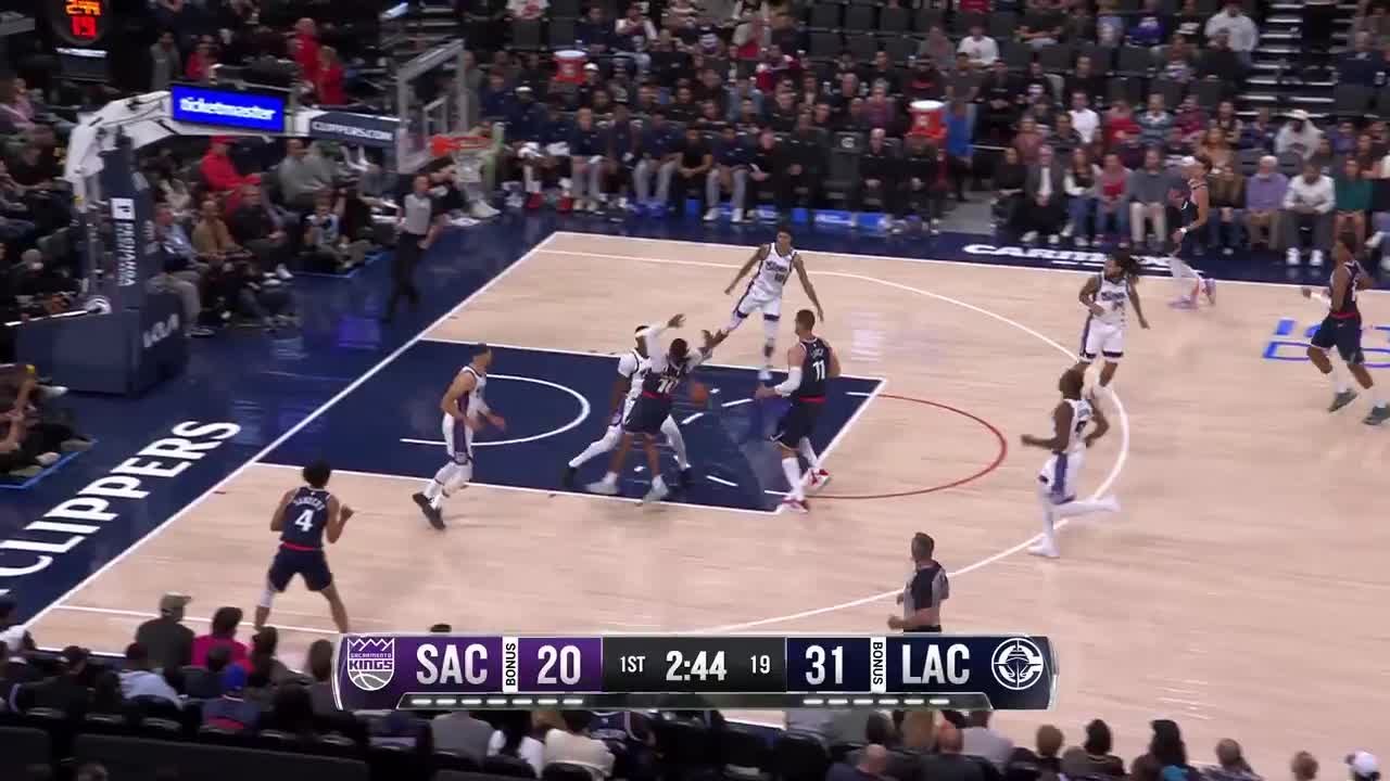 Brook Lopez rocks the rim