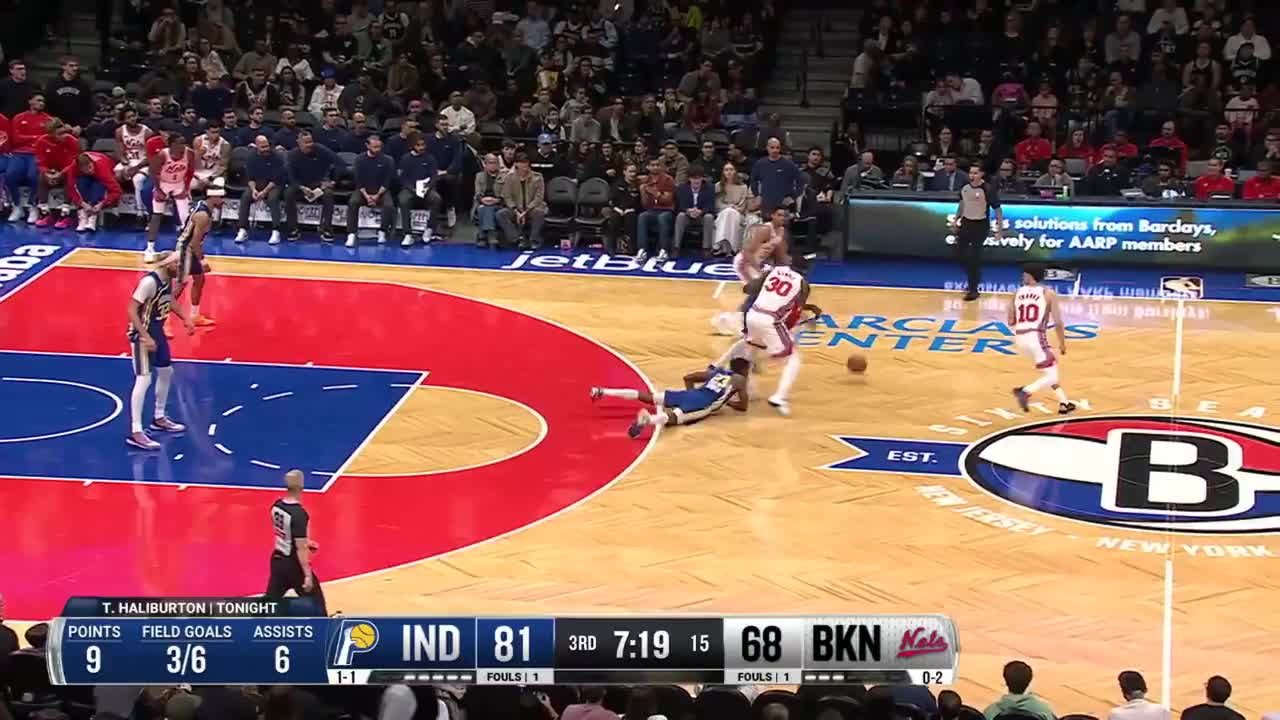 Tyrese Haliburton slams it home