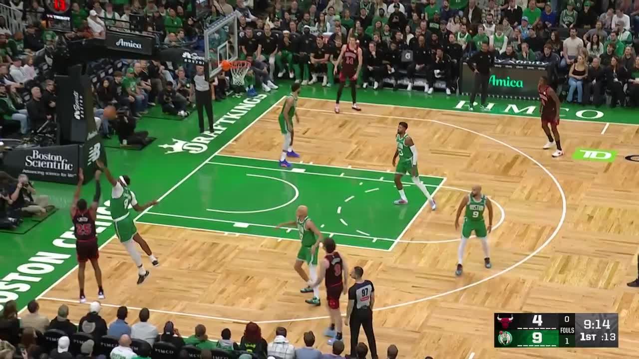 Jalen Smith finishes through contact