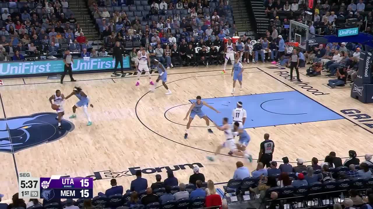 Jaxson Hayes slams home the alley-oop