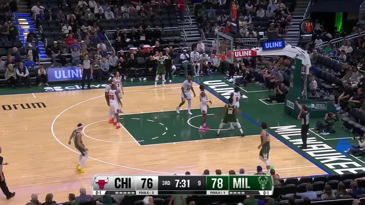 Kyle Kuzma finishes through contact