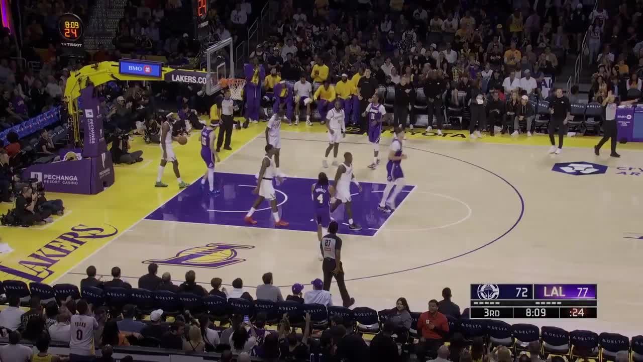 Walker Kessler flies in for the alley-oop slam