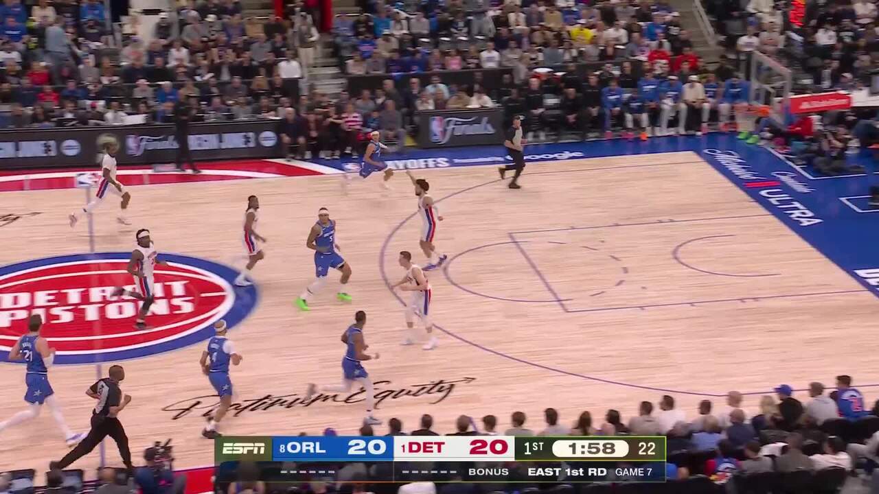 Anthony Black throws down the alley-oop!