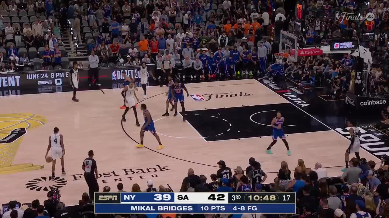 Julian Champagnie drills the trey