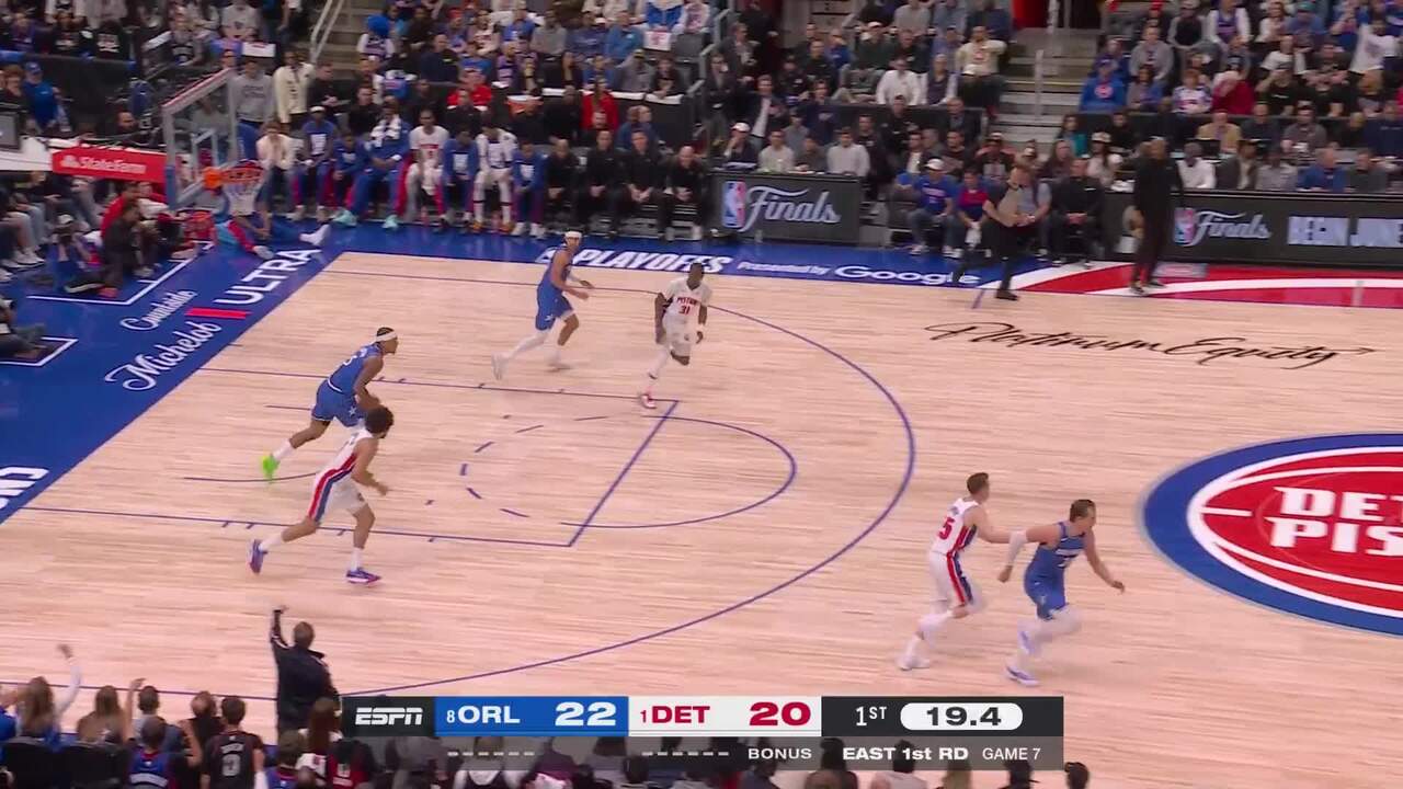 Jalen Suggs sends the shot away