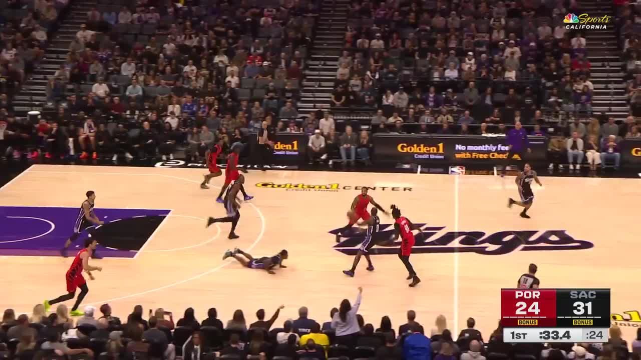 Emanuel Sharp throws it down!