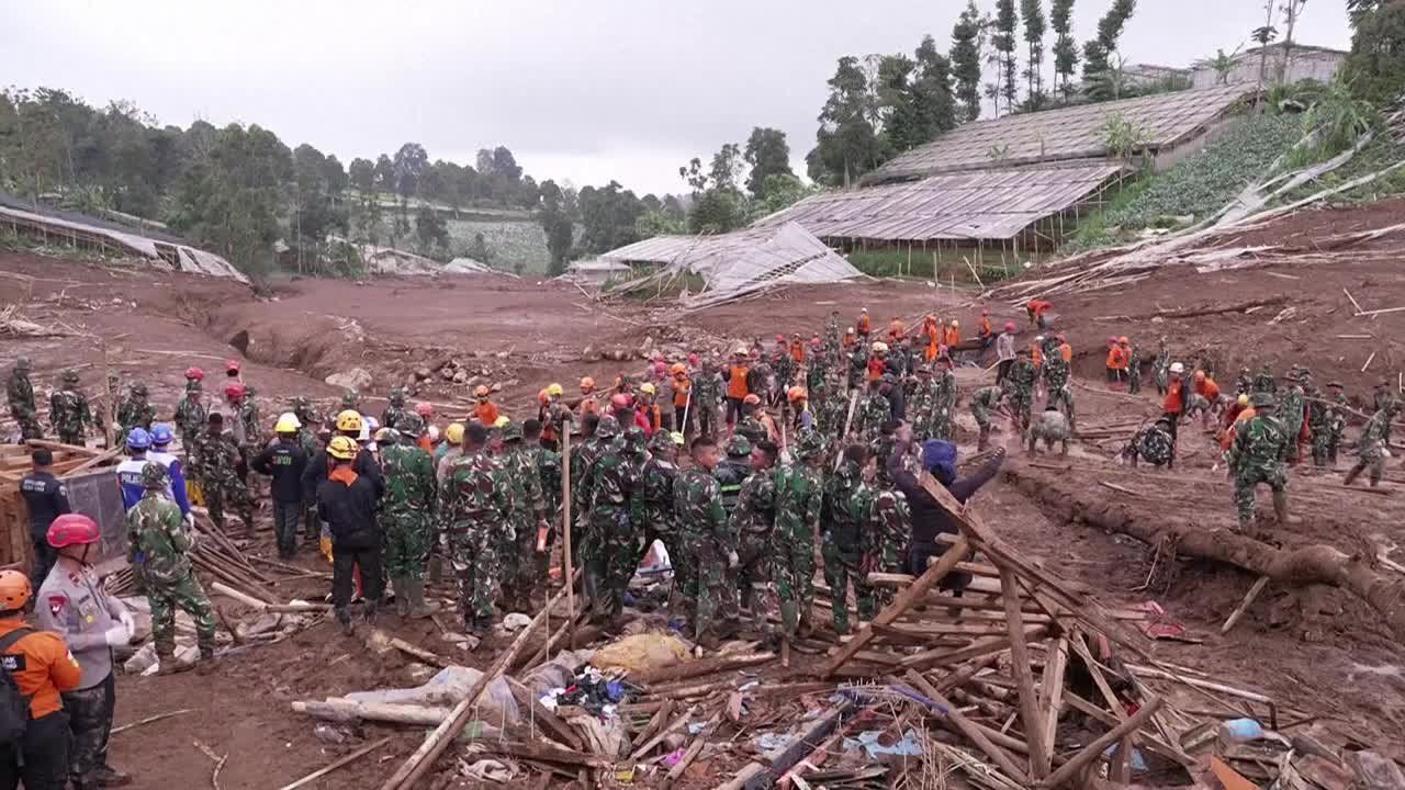 インドネシア、土砂崩れ死者17人、行方不明数十人に増加
