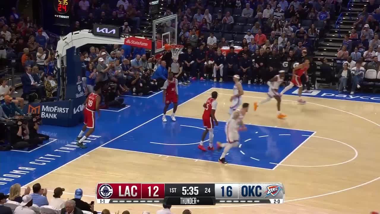 Isaiah Hartenstein slams home the alley-oop
