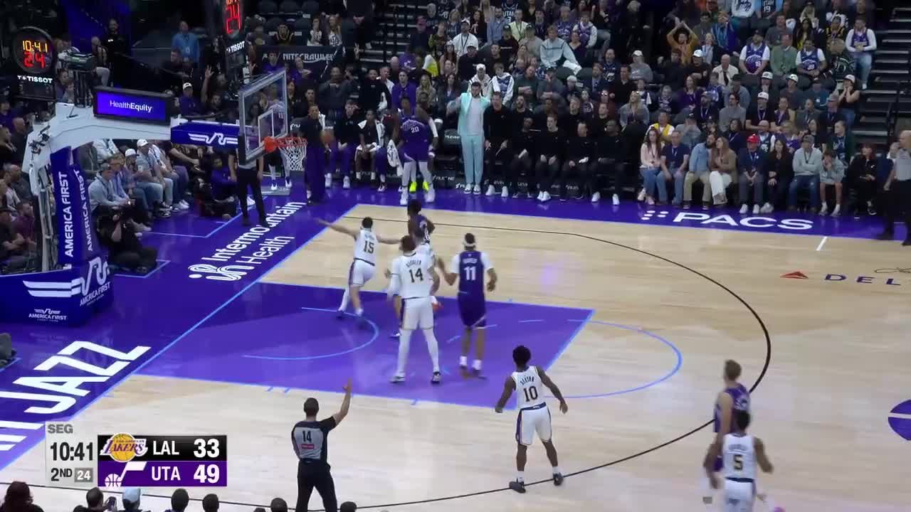 Jaxson Hayes rocks the rim