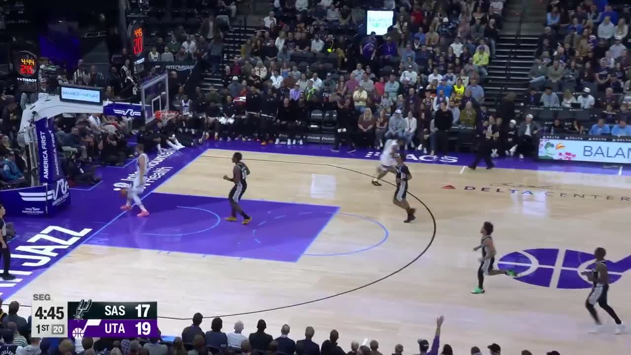 Lauri Markkanen slams it home