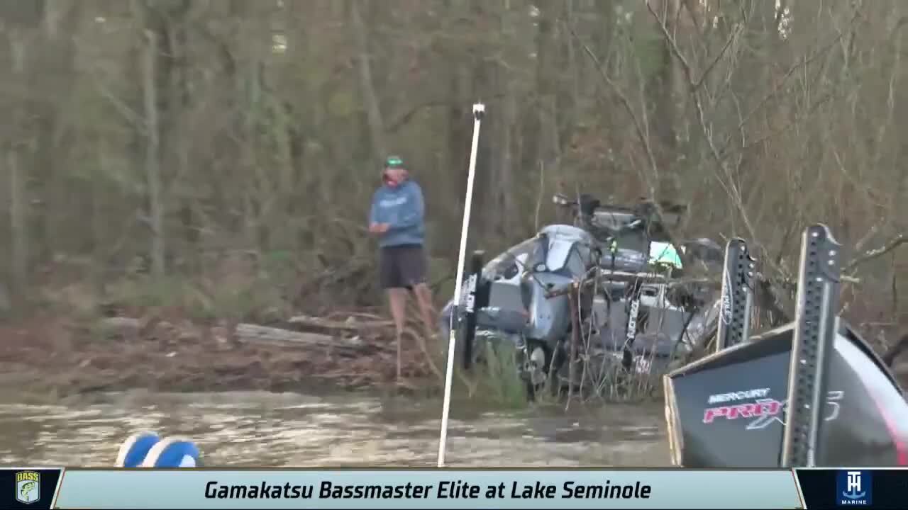Elite pros help Hanselman unbeach his boat - Bassmaster