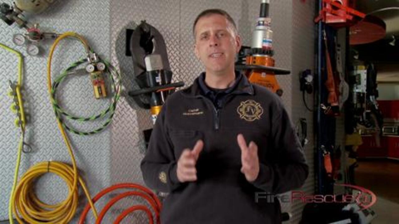 Video FIREGROUND Flash Tip Advancing hose line up stairs