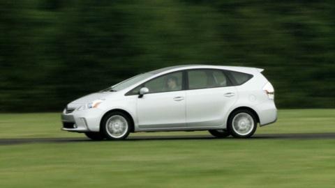 Toyota Prius v First Look