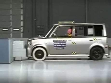 Scion XB crash test 2004-2006