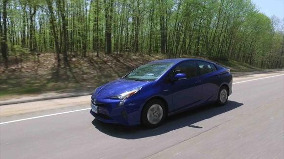 Toyota Prius Gets Record-Setting 52 MPG