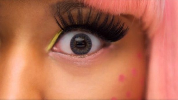 False eyelash and eyelash extension risks