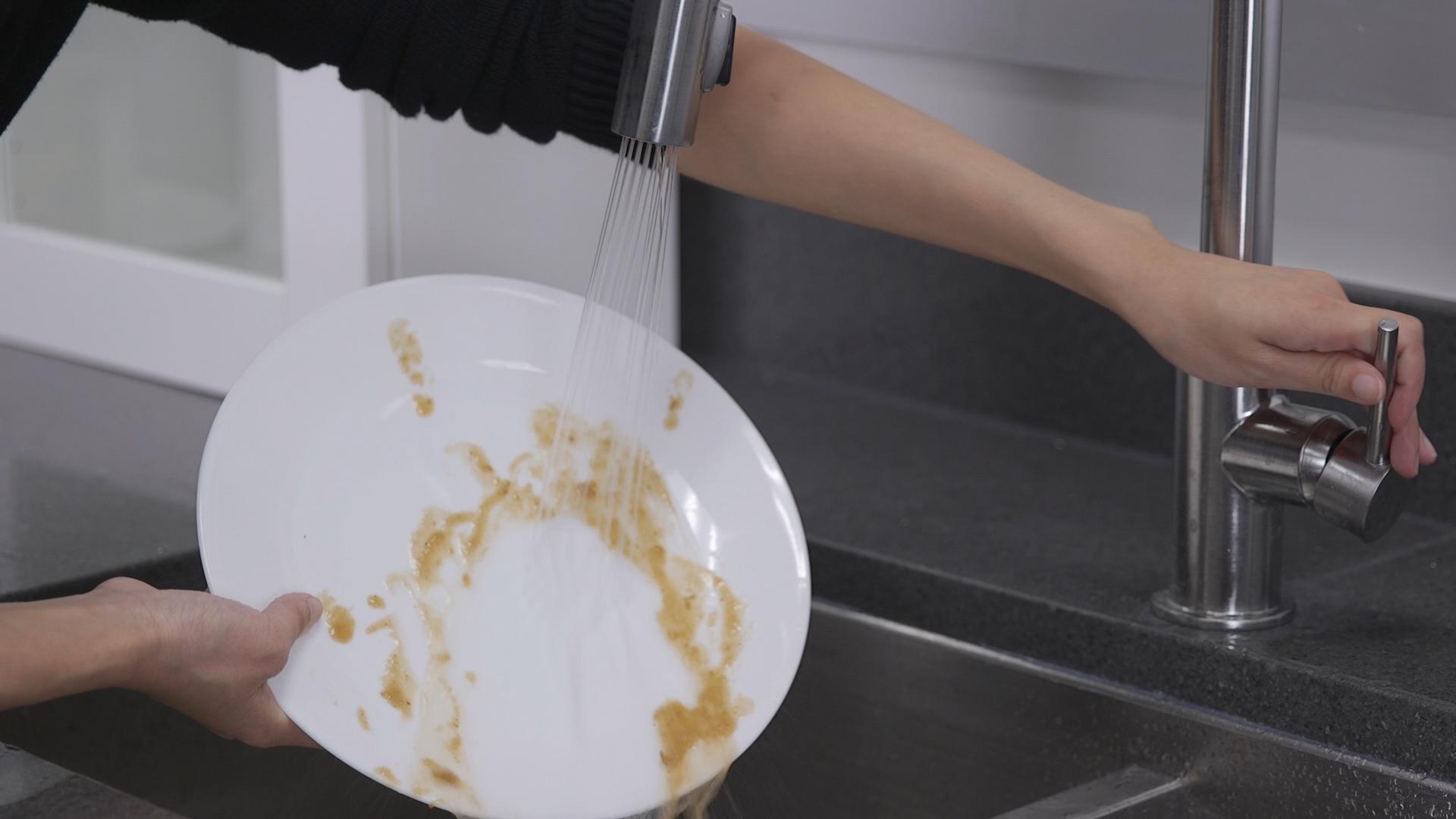 pre-rinsing-your-dishes-before-putting-them-in-the-dishwasher