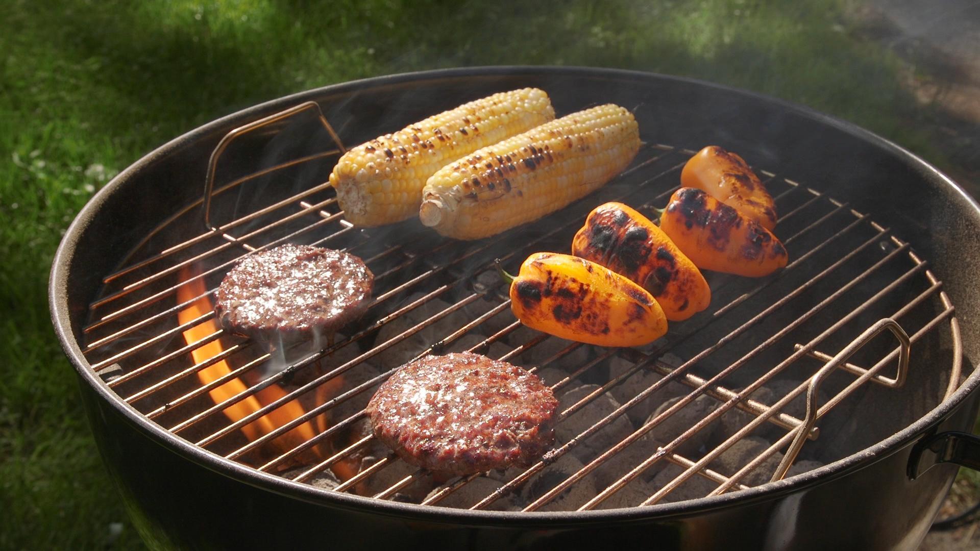 How to put outlet charcoal in a grill