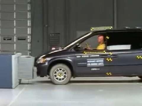 Chrysler Town & Country crash test 2002-2007