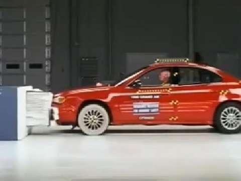 Pontiac Grand Am crash test 1999-2005