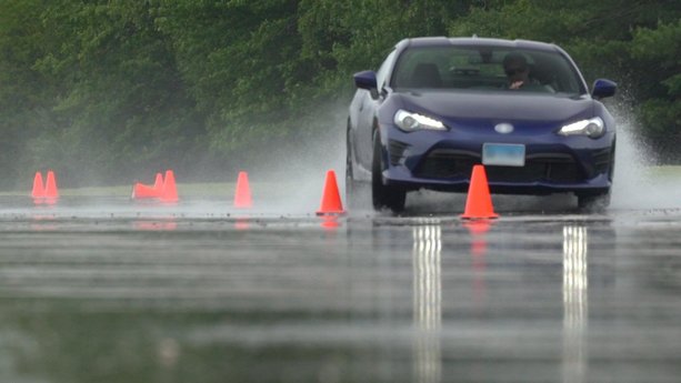 Pruebas de llantas en una pista mojada de CR