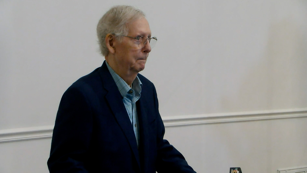 McConnell freezes up again during Kentucky news conference