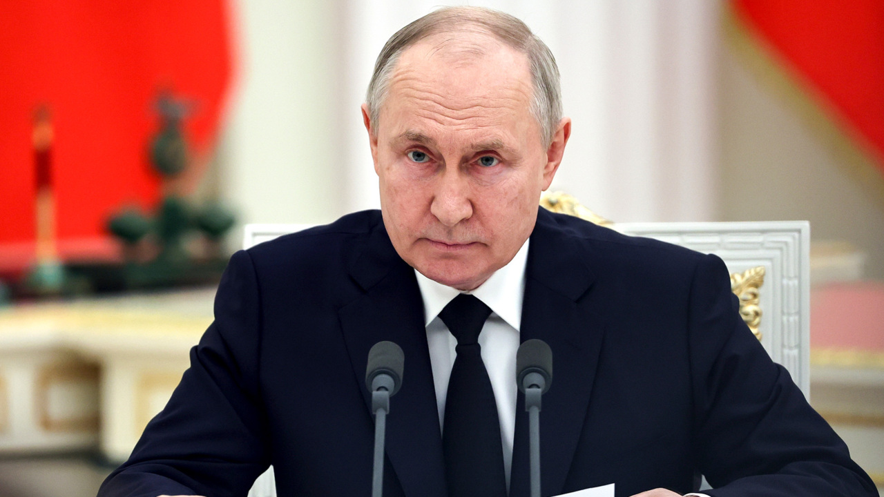 Putin tells rebellious Russian fighters to swear allegiance or leave ...