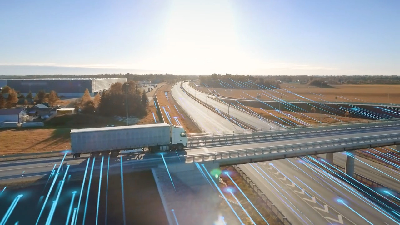 Videovorschau, die einen Sattelzug auf einer Autobahnüberführung zeigt