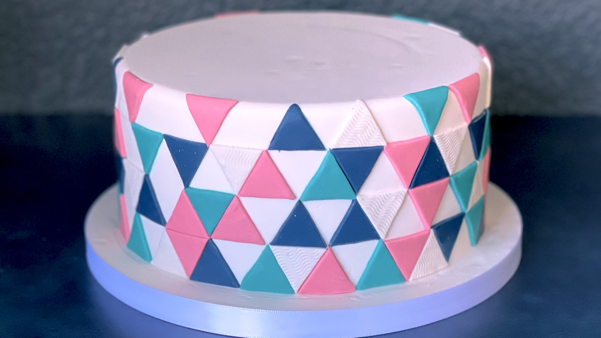 16,300+ Cake Decorating Stock Videos and Royalty-Free Footage - iStock | Cake  decorating tools, Birthday cake decorating, Cup cake decorating