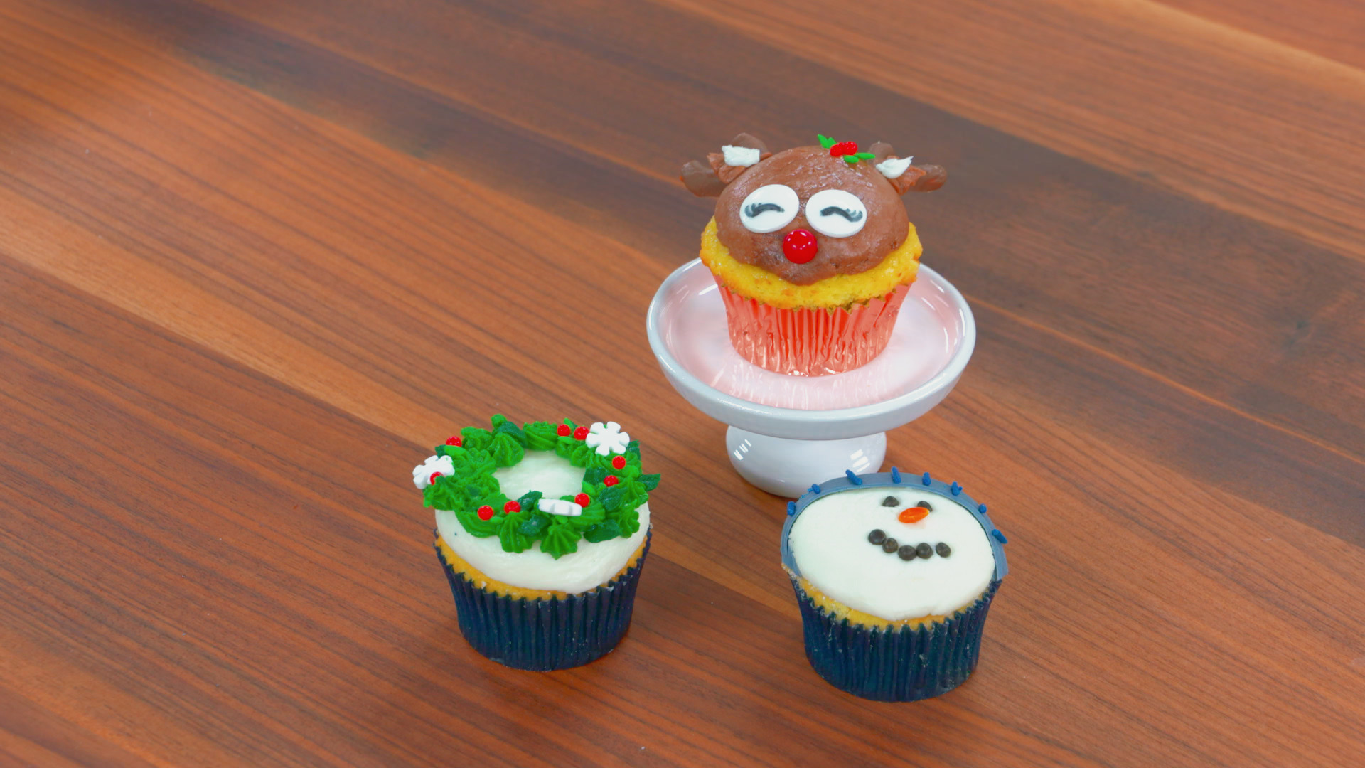 Decorating Winter-Themed Cupcakes