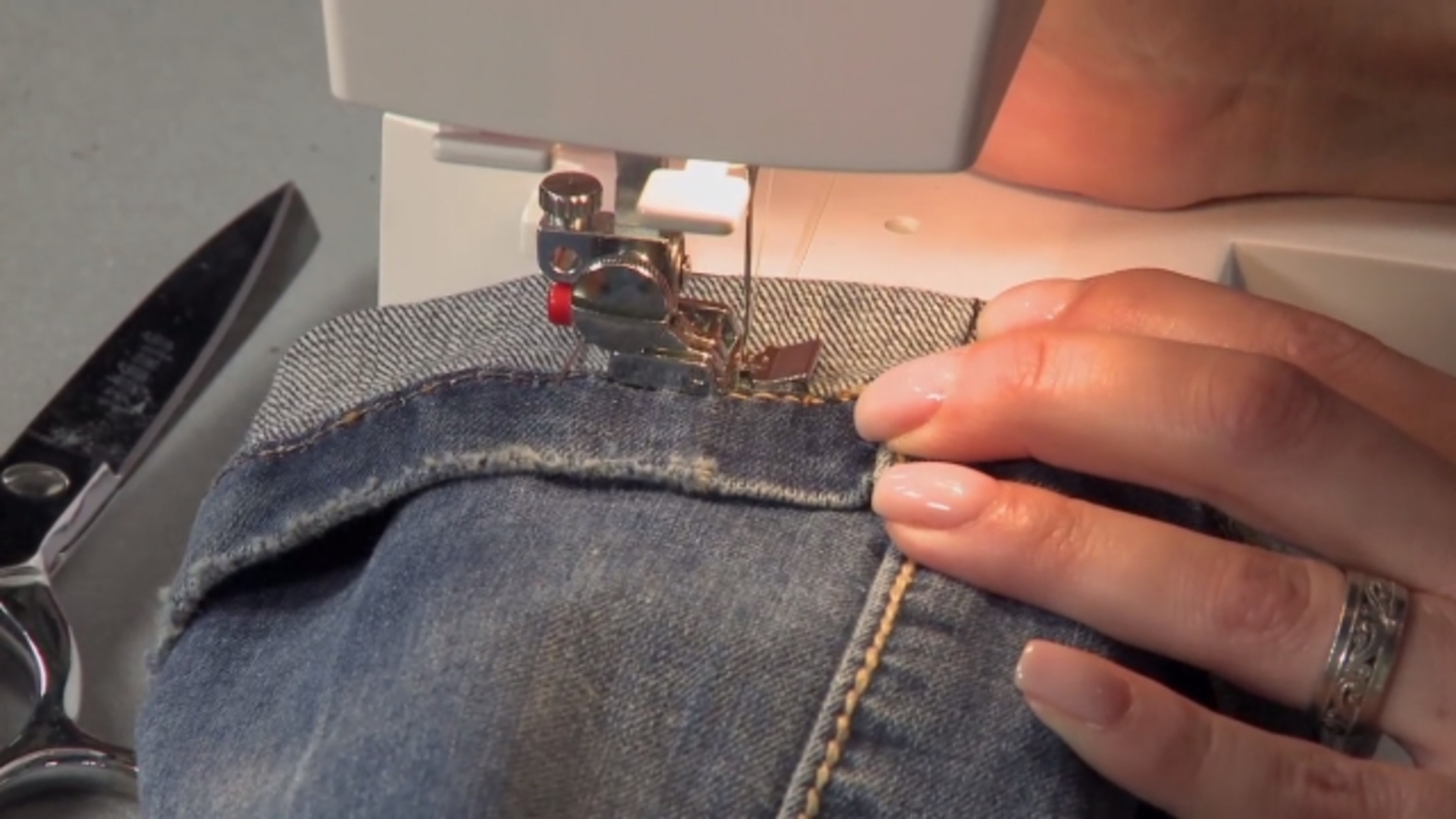 How to Use the Rolled Hem Foot ~ Video Part 21 