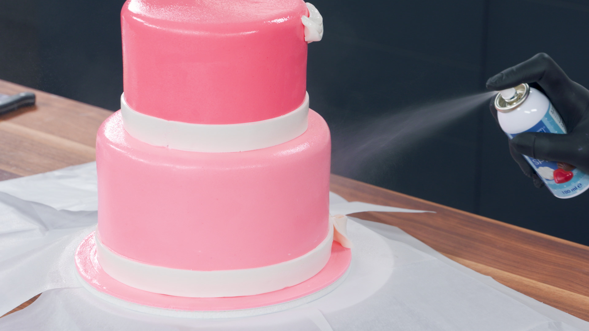 HOW TO AIRBRUSH YOUR CAKES/ WAYS TO USE EDIBLE GLITTER ON YOUR CAKES 
