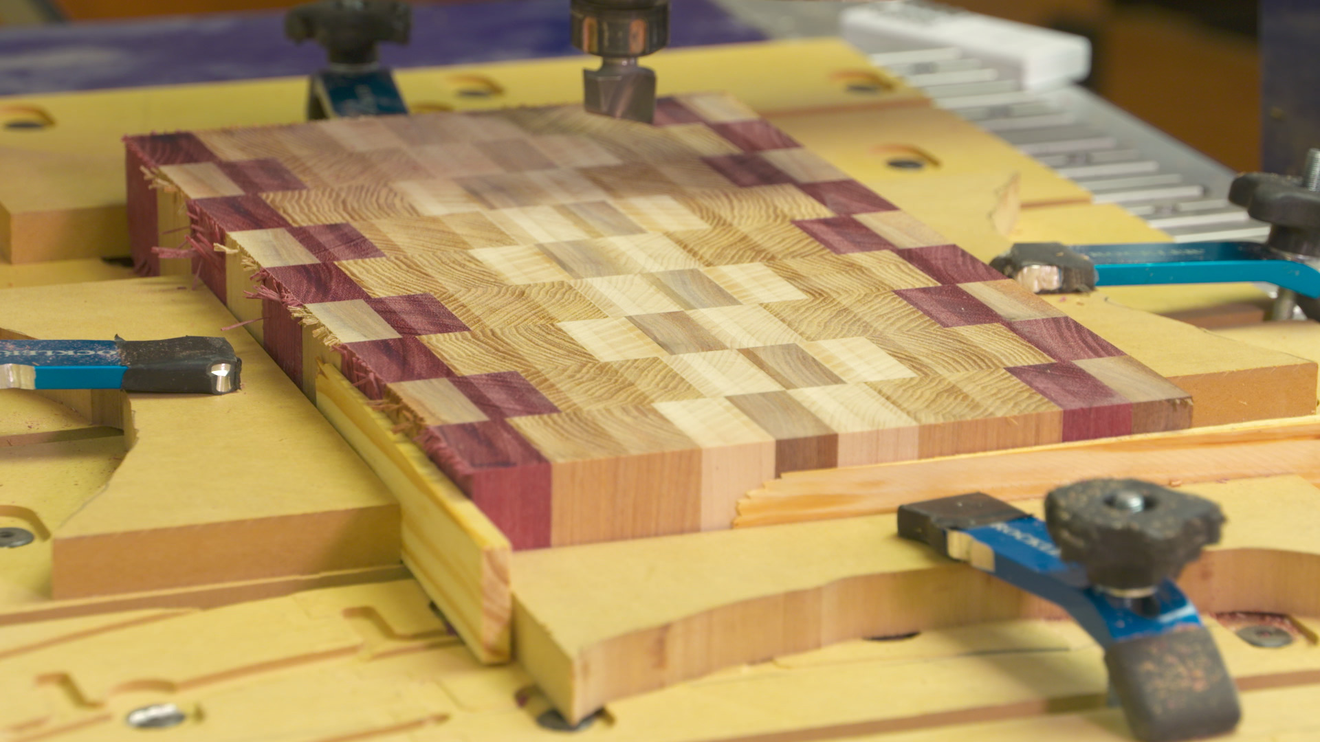 Planing end deals grain cutting board