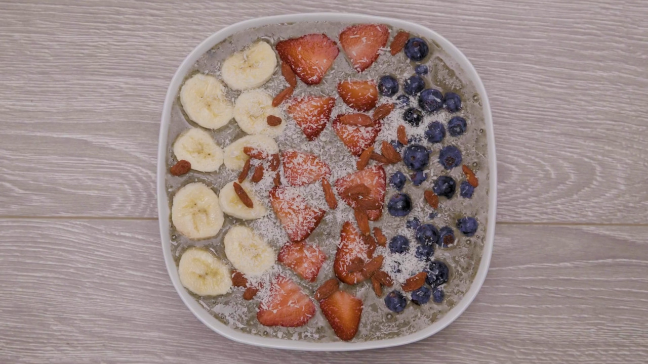 Loma Lindan banana berry smoothie bowl